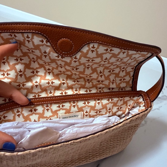 Elegant Tan and Brown Woven Shoulder Bag - Picture 6 of 7